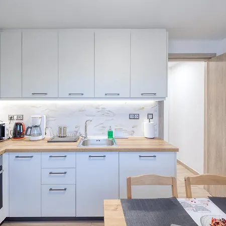 Thano's House 4 Apartman